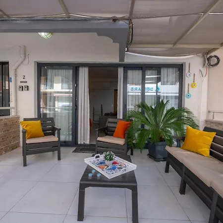 Ezgi's With Terrace In Apartment Marmaris