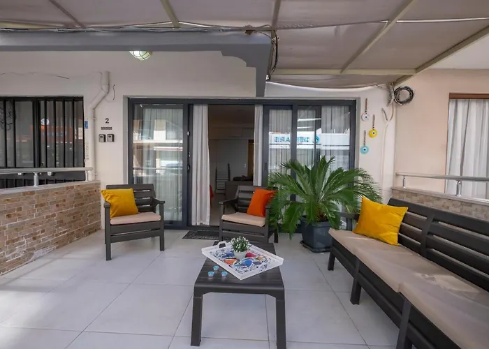 Ezgi's With Terrace In Apartament Marmaris